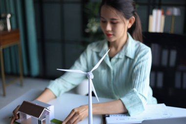 Ofis tasarımında çalışan güzel mühendis çevre dostu ve sürdürülebilir yaşam alanı.