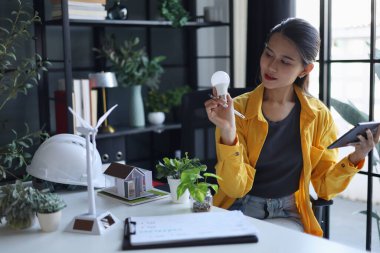 Ofis tasarımında çalışan güzel mühendis çevre dostu ve sürdürülebilir yaşam alanı.