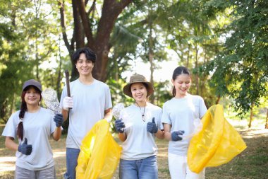 Bir grup Gönüllü Kamu Parkı Temizlemeye Yardım Ediyor Garaj ve Plastik Atık Topluyor