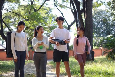 Bir grup arkadaş egzersizden sonra parkta birlikte yürüyorlar..