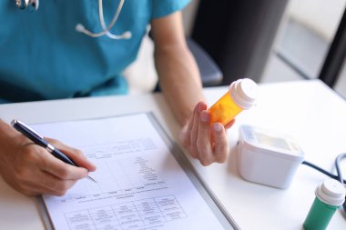 Doktor ya da yetkili tıbbi uzman, bir hastanın bir hastalığı ya da yaralanmayı tedavi etmesi için belirli bir ilaç ister..