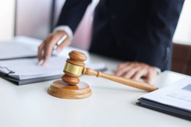 Yasal danışman yasal bir anlaşmayı sonuçlandırmak için sözleşme belgelerini okuyor. Hukuki danışmanlık, yargı otoritesi ve karar veya anlaşmanın kesinliği