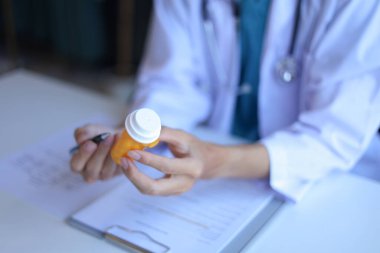 Doktor ya da pratisyen hekim hastaya reçeteli ilaçları dozajı, sıklığı ve zamanlamayı açıklayarak nasıl doğru kullanacağını açıklar..