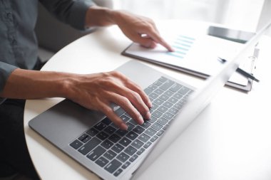 İş adamı, muhasebeci, iş yerindeki bankacı. Laptop kullanılıyor