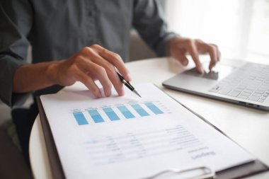 İş adamı, muhasebeci, bankacı, çalışan, verileri analiz eden