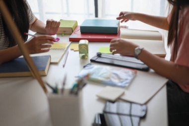 Masada ödev yapan iki kız öğrenci..