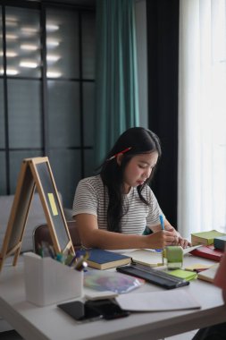 Masada ödev yapan iki kız öğrenci..