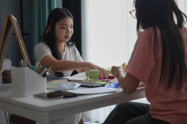 Ev ödevlerini birlikte yapan kız öğrenciler..