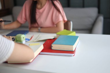 Masada ödev yapan iki kız öğrenci..