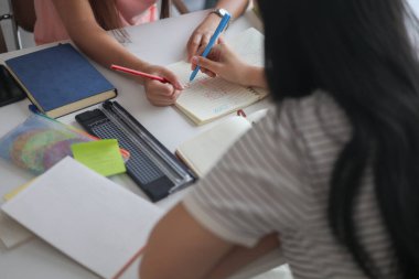 Masada ödev yapan iki kız öğrenci..