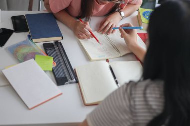 Masada ödev yapan iki kız öğrenci..