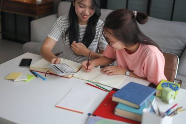 Ev ödevlerini birlikte yapan kız öğrenciler..