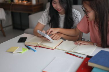 Ev ödevlerini birlikte yapan kız öğrenciler..