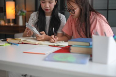 Ev ödevlerini birlikte yapan kız öğrenciler..