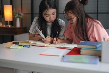 İki Asyalı kız öğrenci bir evde birlikte okuyorlar..