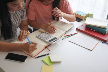 Ev ödevlerini birlikte yapan kız öğrenciler..