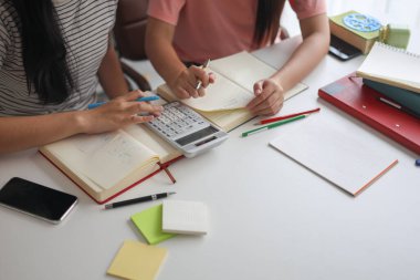Masada ödev yapan iki kız öğrenci..