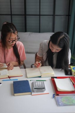 Ev ödevlerini birlikte yapan kız öğrenciler..