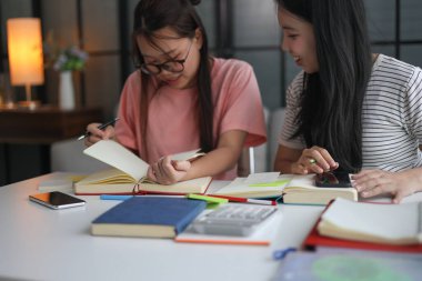 Ev ödevlerini birlikte yapan kız öğrenciler..