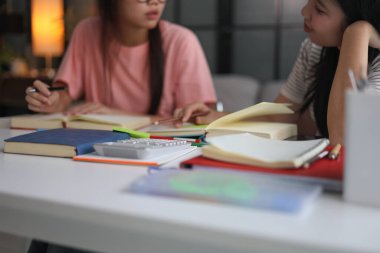 Ev ödevlerini birlikte yapan kız öğrenciler..