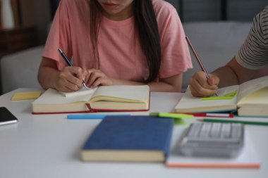 Masada ödev yapan iki kız öğrenci..