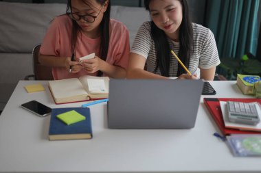 Ev ödevlerini birlikte yapan kız öğrenciler..