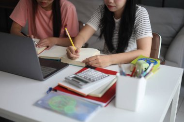 Masada ödev yapan iki kız öğrenci..