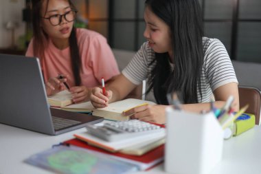 Ev ödevlerini birlikte yapan kız öğrenciler..