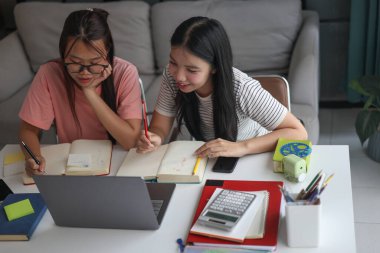 Ev ödevlerini birlikte yapan kız öğrenciler..