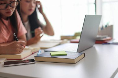 Ev ödevlerini birlikte yapan kız öğrenciler..