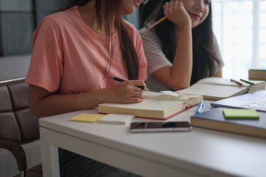 Masada ödev yapan iki kız öğrenci..