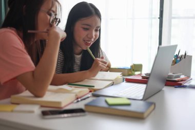 Ev ödevlerini birlikte yapan kız öğrenciler..
