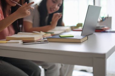 Masada ödev yapan iki kız öğrenci..