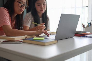 Masada ödev yapan iki kız öğrenci..