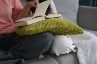 Kanepede kitap okuyan iki kız öğrenci..