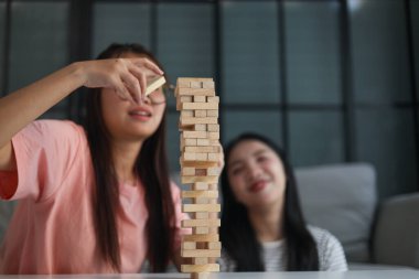 Beyaz bir masada ahşap kule oyunu oynayan iki kişiye yaklaş..