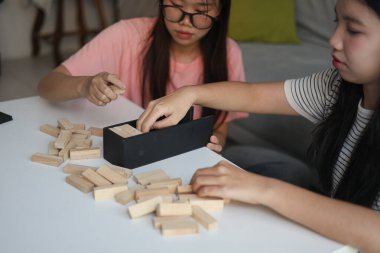 Beyaz bir masada ahşap kule oyunu oynayan iki kişiye yaklaş..
