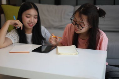 Masada ödev yapan iki kız öğrenci..