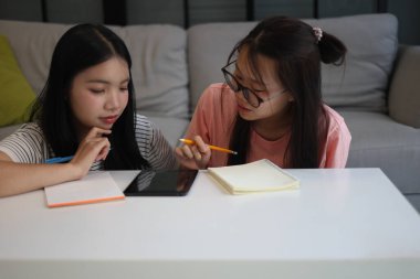 Masada ödev yapan iki kız öğrenci..