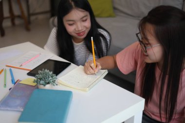 Masada ödev yapan iki kız öğrenci..