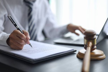 Avukat Gavel ile Masa Üzerinde İnceleme Sözleşmesi.