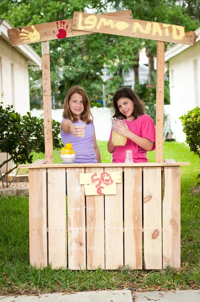 Chicas jóvenes vendiendo limonada — Foto de Stock