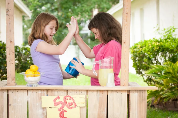 Due giovani ragazze alte cinque — Foto Stock