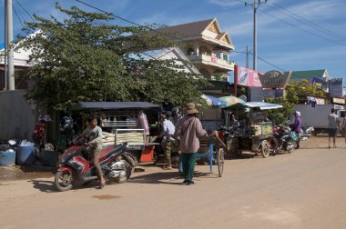 Otres Beach, Sihanoukville, Kamboçya - 30 Aralık 2018: Kamboçya 'daki Otres Beach' in tipik sokak manzarası. Otres Plajı Sihanoukville yakınlarında ünlü bir turistik yerdir.
