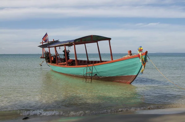 View Typical Cambodian Long Tale Boat Anchored Beach Otres Sihanoukville — Stock Photo, Image