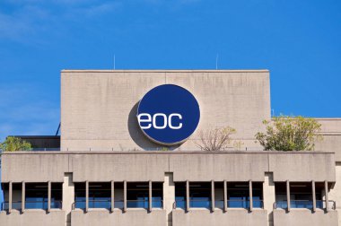 Lugano, Ticino, İsviçre - 14 Ekim 2020: İsviçre 'nin Lugano kentindeki Civico Hastanesi' nde asılı olan EOC (Ente Ospedaliero Cantonale) tabelası