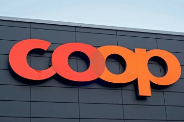 Lugano, Ticino, İsviçre - 12 Ekim 2020: Lugano 'daki mağazanın logosu. Coop Group İsviçre 'nin en büyük perakende ve toptan satış şirketlerinden biridir.