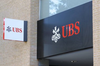 Manno, Ticino, İsviçre - 12 Ekim 2020: İsviçre 'nin Lugano kentindeki binanın önünde asılı iki UBS Bank tabelasına bakın. UBS İsviçre 'nin önde gelen bankalarından biridir.