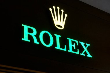 Lugano, Ticino, İsviçre - 14 Ekim 2020: Lugano 'da bir mağazada asılı Rolex logosu. Rolex SA, Cenevre merkezli İsviçreli lüks saat üreticisi.