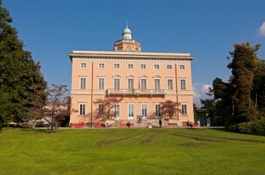 Lugano, Ticino, İsviçre - 18 Ekim 2020: İsviçre 'nin Lugano kentindeki Parco Ciani parkındaki güzel Villa Ciani malikanesinin manzarası